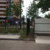 фото места размещения ТБО на фоне детской площадки