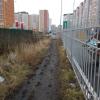 Дорога вдоль забора А-Мега - идешь и скатываешься по грязи, девушки ломают каблуки.