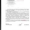В этом доме уже как год все забито досками, но у администрации он все еще "не расселен"