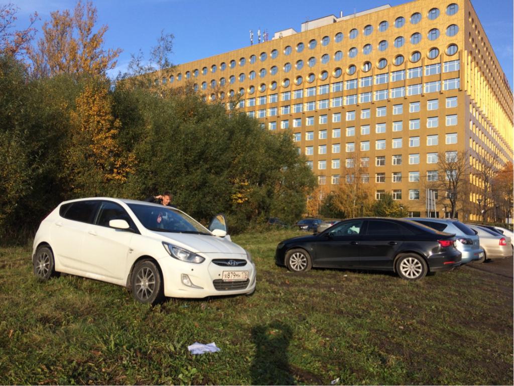 Официальная парковка. Парковка на газонах Москва 2000. Парковка на газоне в Москве в центре. Парковка во дворе многоквартирного дома. Обухов центр парковка.