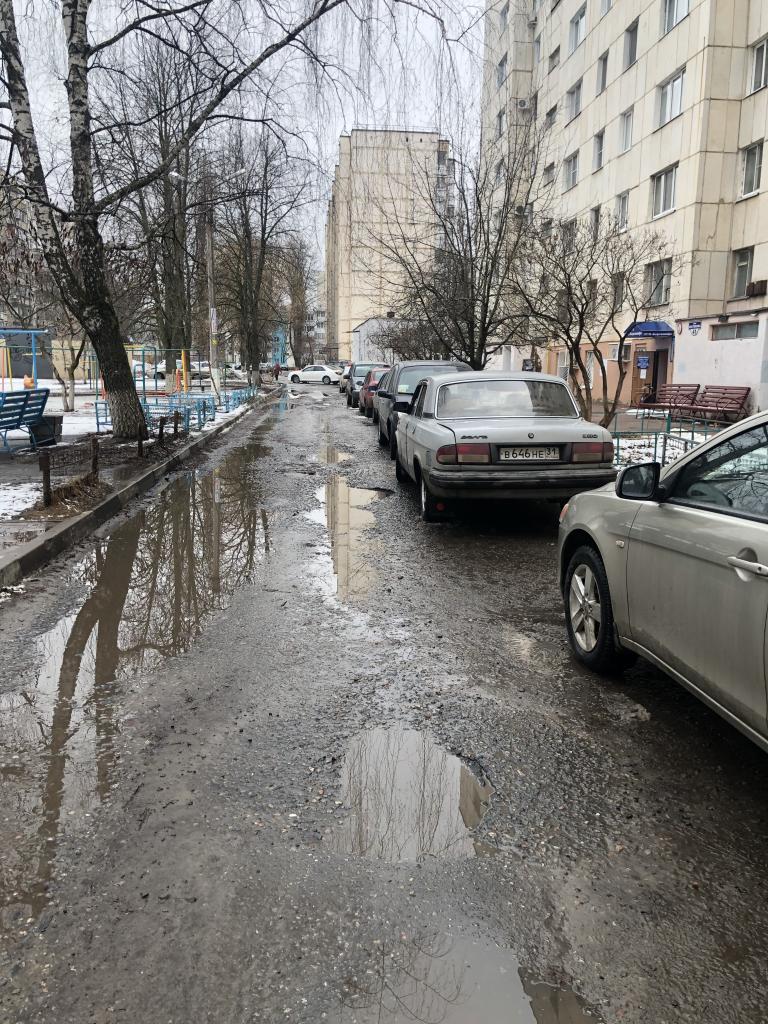 Ямы во дворе. Яма во дворе жилого дома. Ямы на дорогах Москвы во дворах. Яма во дворе жилого дома Ярославль.