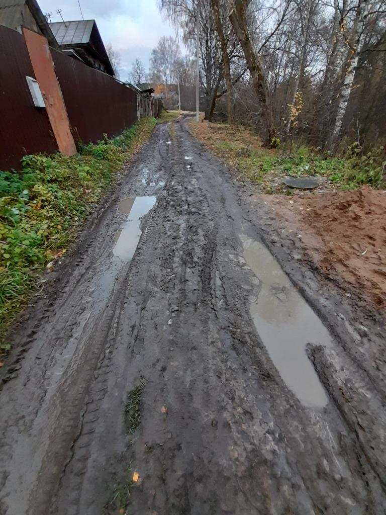 Ужасная дорога нет освещения ,людям даже пешком до дому не дойти ,а сейчас  осень и вся дорога поплывет в овраг | iGrajdanin.ru