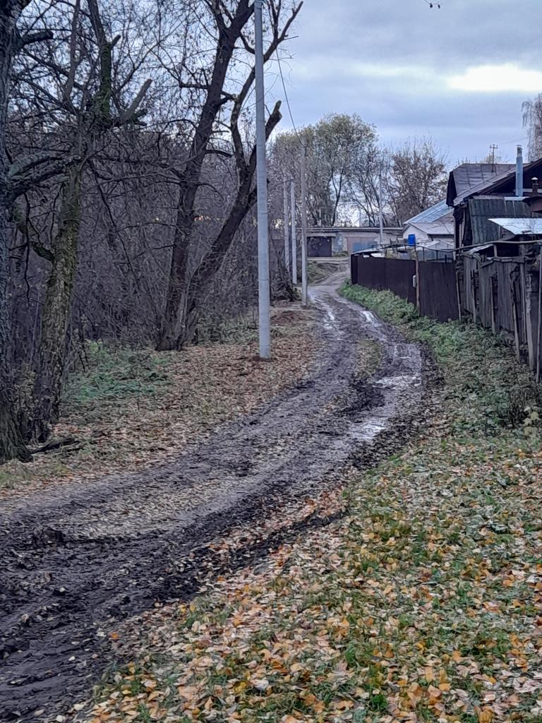 Ужасная дорога нет освещения ,людям даже пешком до дому не дойти ,а сейчас  осень и вся дорога поплывет в овраг | iGrajdanin.ru