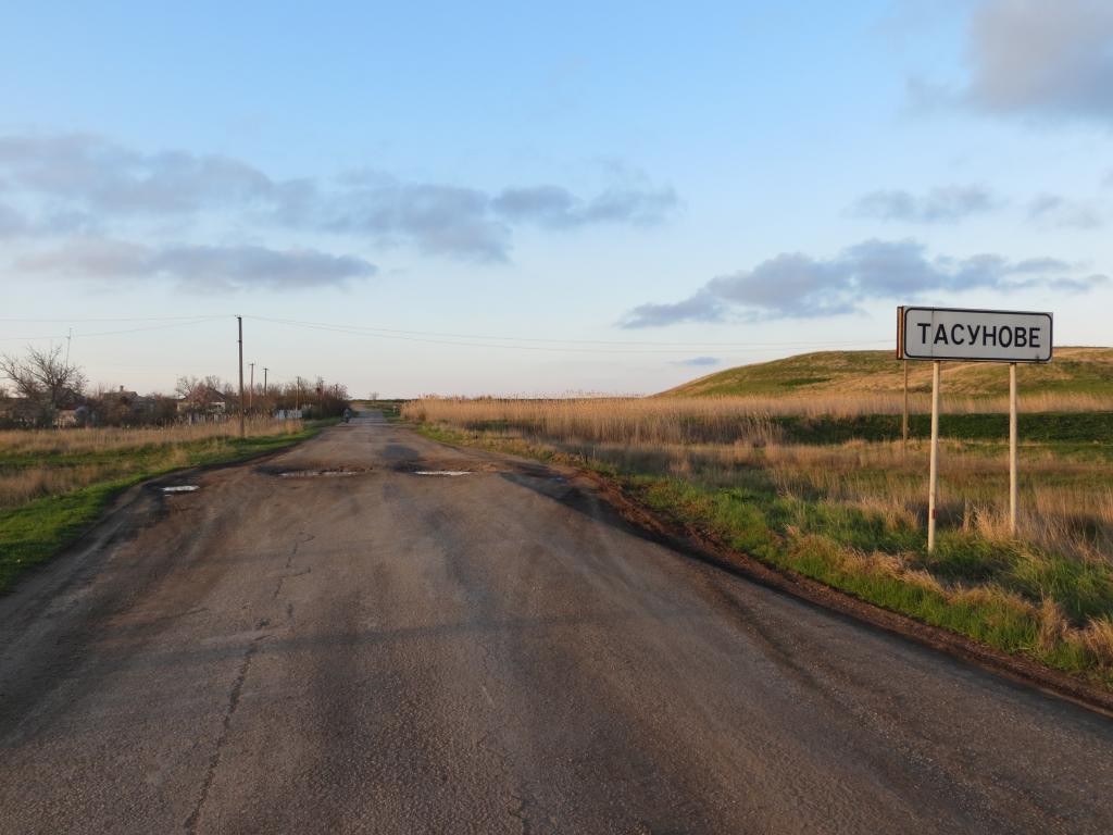 Село между. Село Тасуново Ленинский район Крым. Либкнехтовка Крым. Асфальтированные дороги около село Константиново. Крым село Либкнехтовка памятник Родина у дороги с Чистополье.