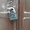 тот самый замок на воротах, который причиняет неудобство жильцам