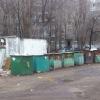 Баки стоят вне специально огороженной зоны (для удобство мусоросборщика). Из-за этого мусор разлетается по всей округе.