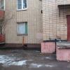 вход в подвальное помещение магазина....слева, в подвал жилого дома справа...