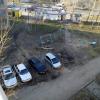 Чтобы пройти к остановке, приходится протискиваться между авто и прорываться сквозь клубы выхлопов.