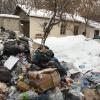 этот мусор они кидают уже возле офисов. Рядом ворота.Это въезд на свалку