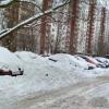 Чтобы запарковать во  дворе дома машину надо перекидать 2-3 куб метра снега, при этом места сразу же занимаются конкурентами.