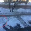 Красным обведена куча снега