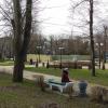 На фото видно как огородили часть парка 
