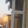 Фото сугробов, которые падают с крыши нашего дома на людей