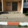 Продавленный тяжёлой строительной техникой асфальт у входа в подъезд