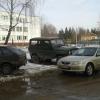Один автомобиль стоит поперек, другой перекрыл въезд