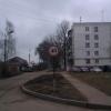 въезд во двор, сместо того, что бы поставить лежачий полицейский вблили знак..который уже пытаются выломать...