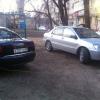 На этой фотографии видно как автомобили стоят на детской площадке 