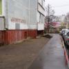 Это дом 26 с торца.Напротив зеленая зона.Разносят грязь по асфальту.