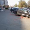стихийная парковка расположена прямо посреди тротуара
