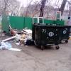 На фото есть и крупногабаритный мусор, дворник его собирает, его вывозят. Претензия именно к вывозу бытового мусора