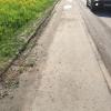 Тротуар, по которому автомобили объезжают яму (колея на газоне)