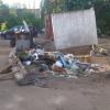 Заполненная яма для мусора.