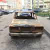 Вот такое чудо радует глаз. В ржавой машине даже играют дети, что очень опасно!