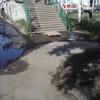 Пешеходам в осенью и весной спуститься с моста не дают потоки воды, а летом - канализации