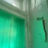 облупившаяся краска оконных откосов
