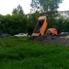 Отсыпают территорию под стоянку непосредственно у торца дома.