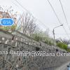 Снимок с Яндекс.панорам, где видны зеленые насаждения над подпорной стенкой, 2017 год