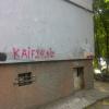 Надписи и листовки на стене дома. Реклама наркотиков.