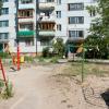 некоторые автомобили (марок Нива и т.п.) проезжают даже здесь, несмотря на клумбы и детские снаряды