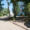 здесь автомобили заезжают во двор, едут по тротуарам, иногда мимо играющих детей, и паркуются, вид от 1-ого подъезда дома №22
