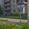 В данном месте машины заезжают на тротуар  с моравского переулка. 