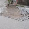 Видно как рассыпается тротуарная плитка
