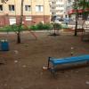 На фото видно какой свинарник на детской площадке. Пивнуха в подвале здания на фото.