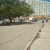 Часть людей прячется в тени (на солнце все +40, а то и выше, присесть негде), часть дожидаются на тротуаре шириной 1 метр под палящим солнцем.