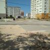 Часть людей стоит опять же на жаре, на противоположной стороне дороги.