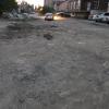 в этом месте собирается огромная лужа с вязкой грязью