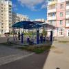 Общий вид площадки с тренажёрами. Нет ни ограждений ни объявлений с правилами использования.