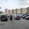 Стихийная парковка, вид на метро.
