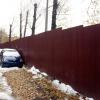 Забор установлен вплотную к дороге, отсутствует зелёная зона, указанная на карте.