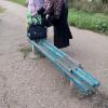Полуразрушенная лавочка возле больниуы