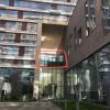 За стеклянным ограждением выстроена конструкция из стекла и металла, похожая на парник.