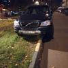 Автомобиль Вольво гос. номер    к058то 199rus паркуется на газоне детской площадки, под знаком Остановка запрещена. Прошу наказать владельца за это нарушение.