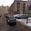 видно, что огороженные места пустуют, в то время, как остальные вынуждены парковаться в два ряда