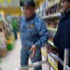 фото сотрудника службы безопасности в магазине покупочка