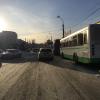 Знак "Уступите дорогу" не видел из-за припаркованных пригородных автобусов