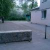С другой стороны здания въезд также перекрыт.